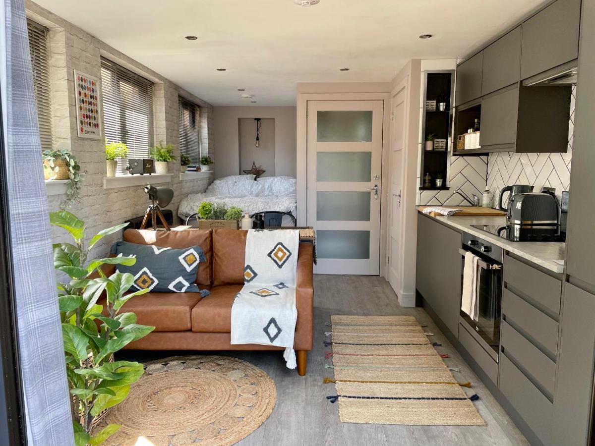 Stylish, Central Studio With Kitchen & Large Deck 포트 윌리엄 외부 사진